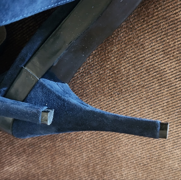 BCBGMAXAZRIA Blue Suede Platform Heel - Picture 8 of 9